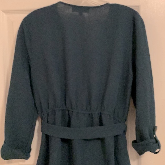 Lulu’s dark green tunic wrap with belt. - Picture 4 of 5